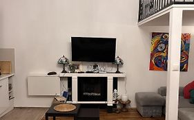 Charming Studio Apartment In The Heart Of The Jewish District!