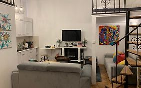 Charming Studio Apartment In The Heart Of The Jewish District!